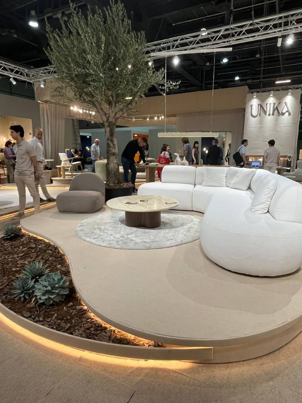 Expositor de salón con decoración sostenible y ergonómica de UNIKA.