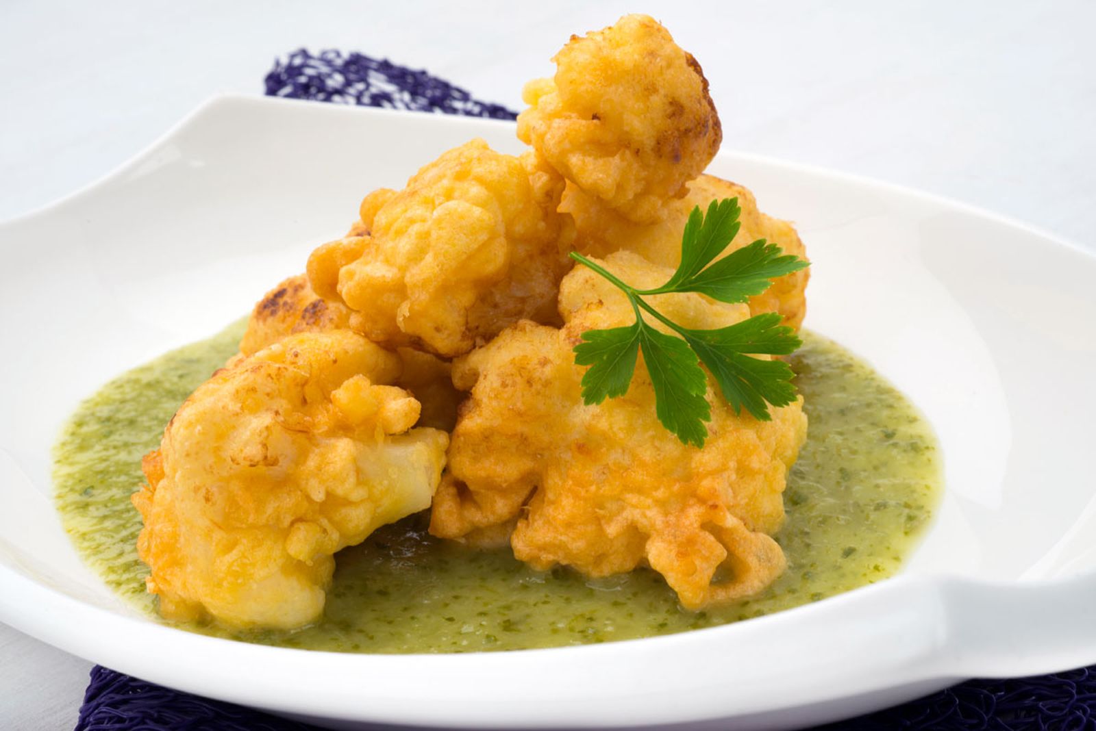 karl5027 412 Buñuelos de coliflor con salsa de lechuga xl