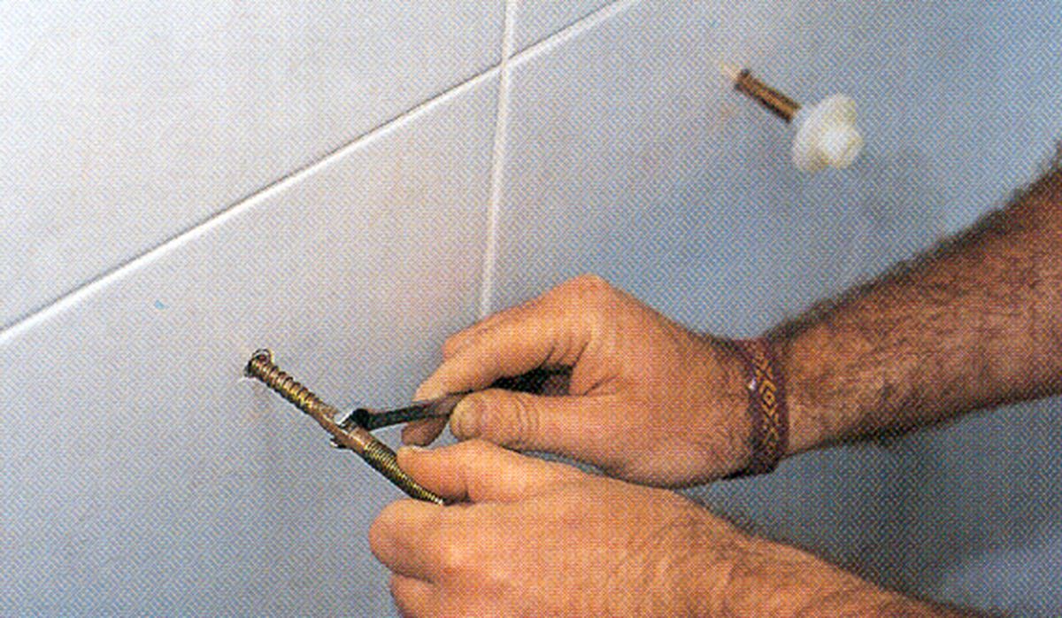 Cómo instalar sanitarios de baño paso 2