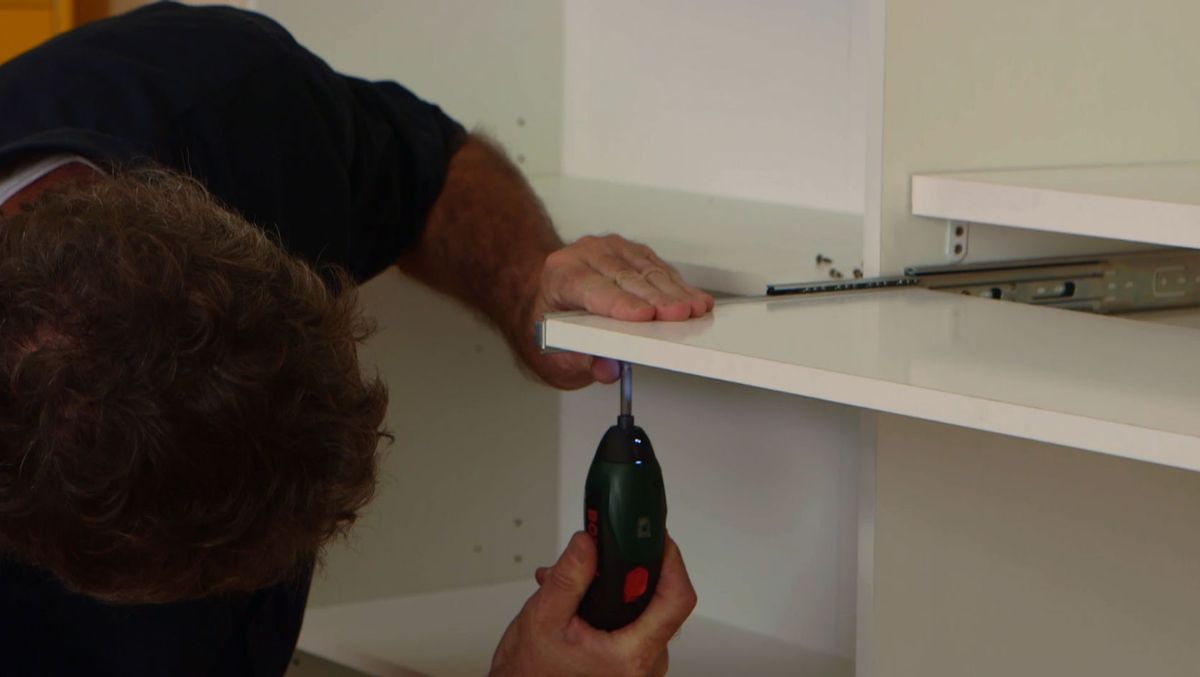 Cómo hacer un escritorio con estanterías paso 9