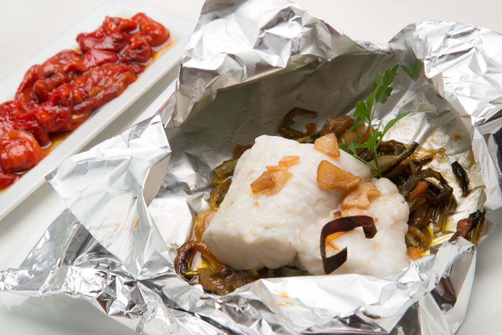 5608 1 Merluza en papillote con pimientos asados (993) xl