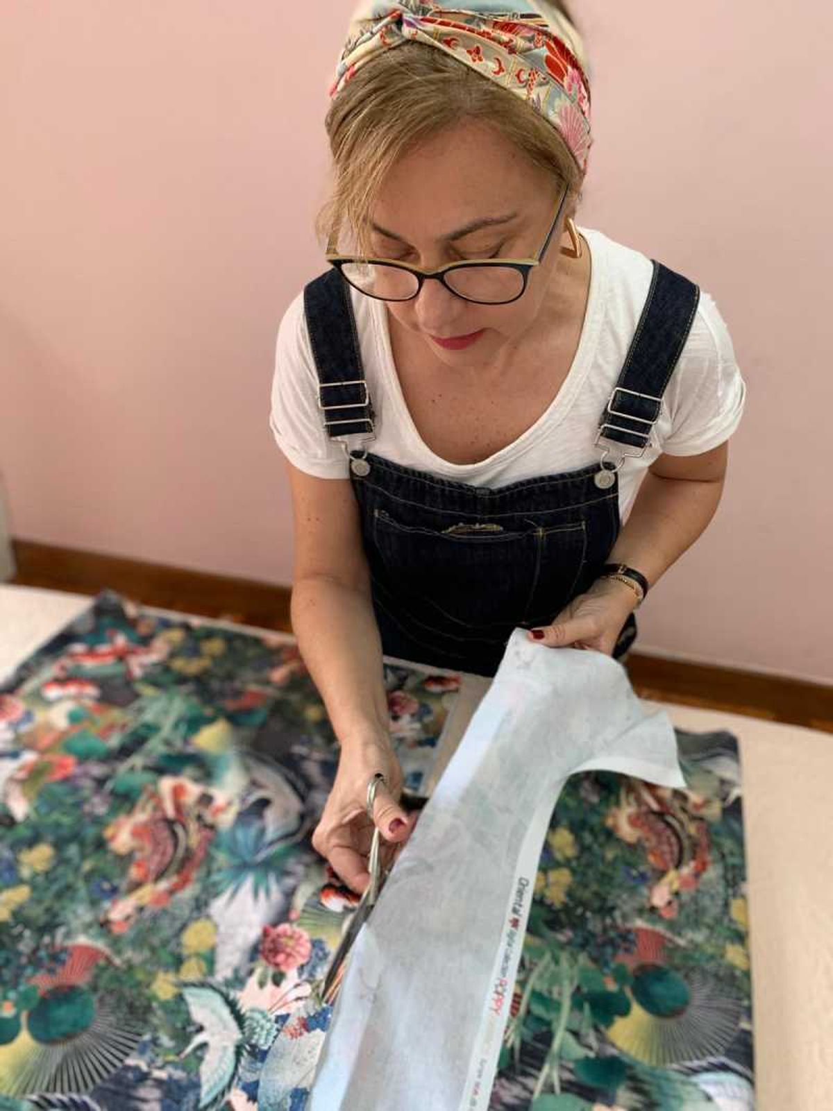 Primer paso, cortar la tela.