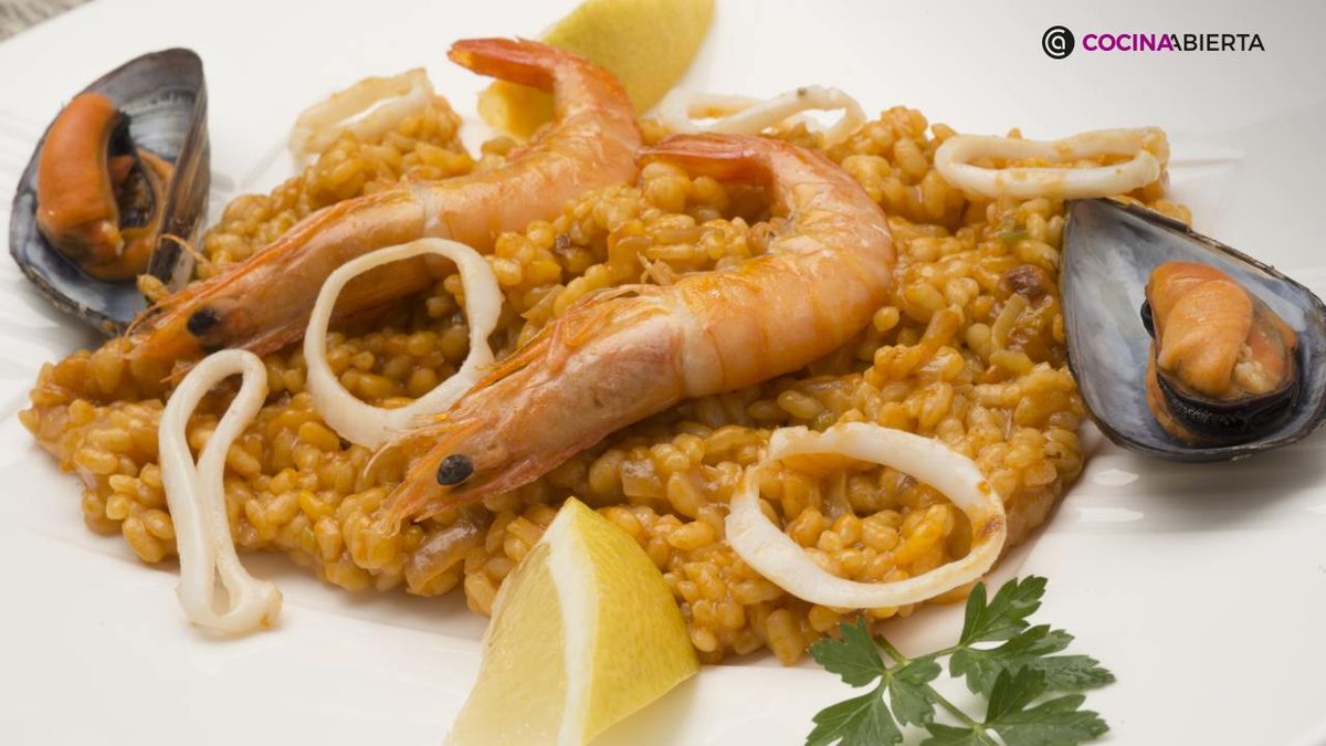 Karlos Arguiñano nos enseña a hacer su versión de la clásica paella de marisco
