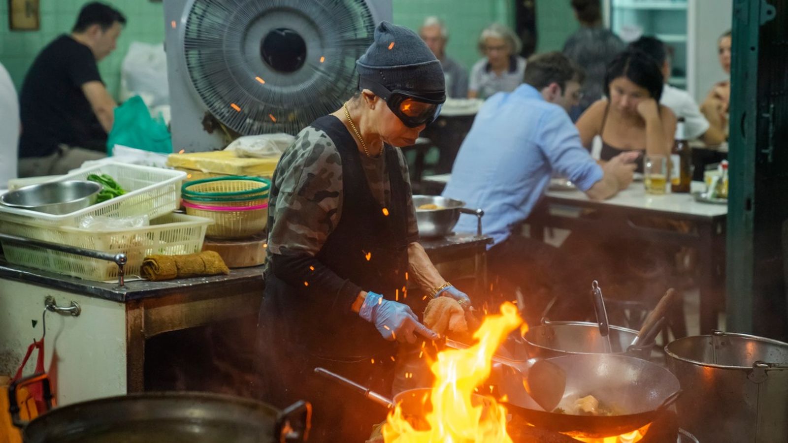Jay Fai cocinando en su puesto de comida callejera en Bangkok, que ostenta una estrella Michelin