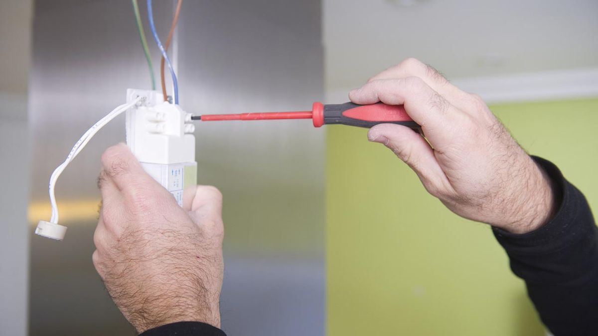 brico 0540 1 Cambio halogenas focos economicos paso 3