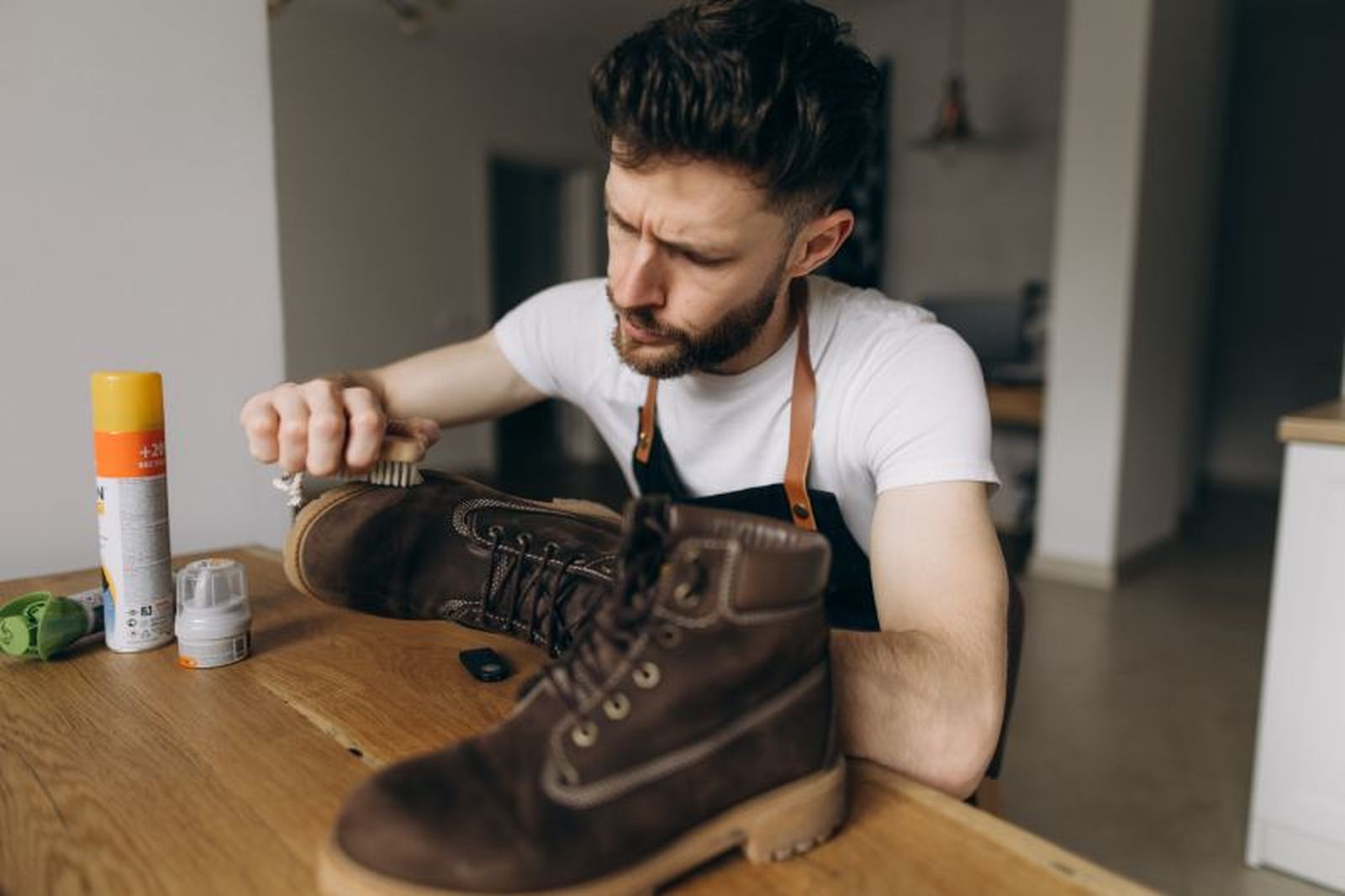 Limpieza de unas botas militares