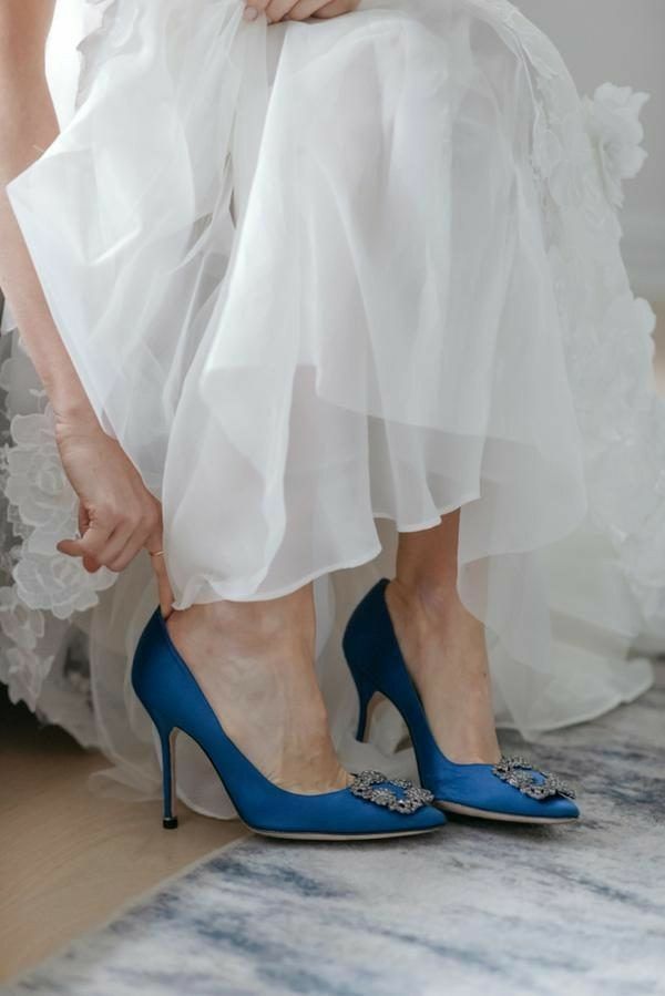 Zapato de salón azul de Manolo Blahnik