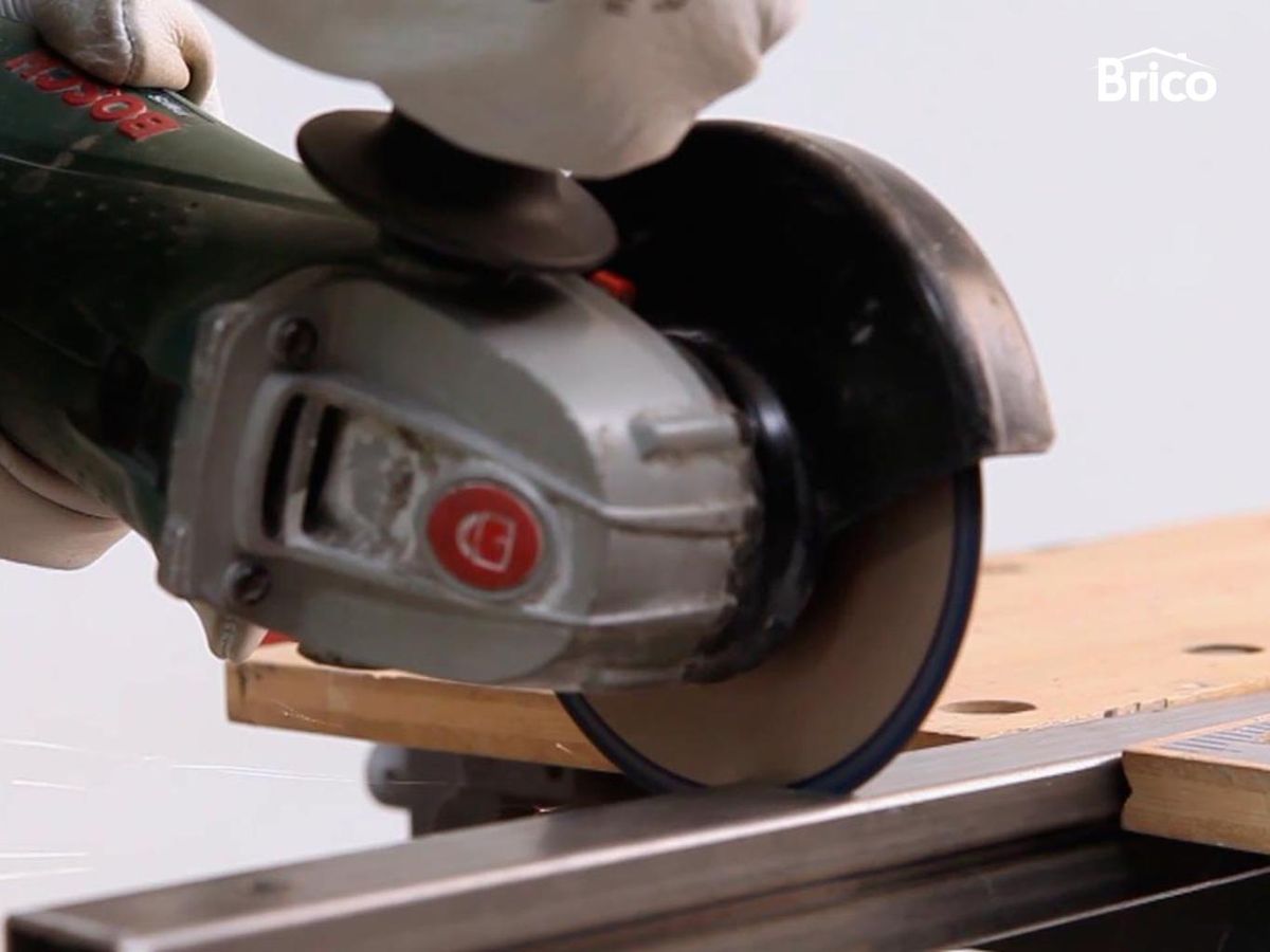 Radial cortando metal