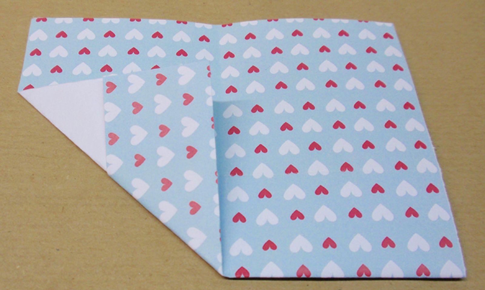 Marcapaginas con forma de corazón paso 6