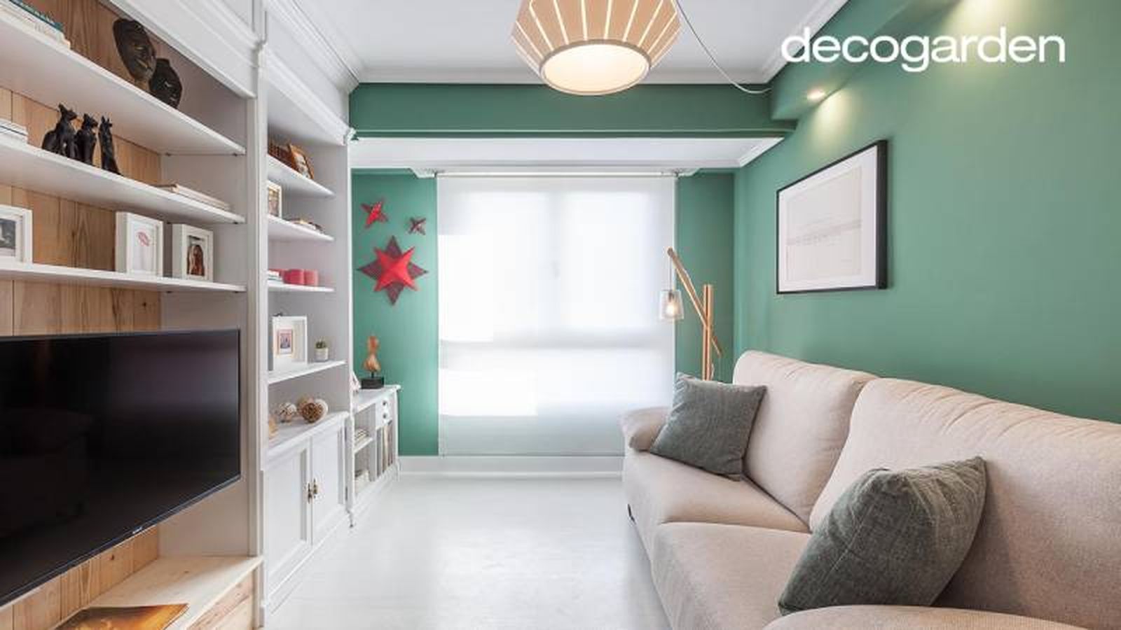 Salón verde y blanco decorado con las estrellas navideñas en la pared.