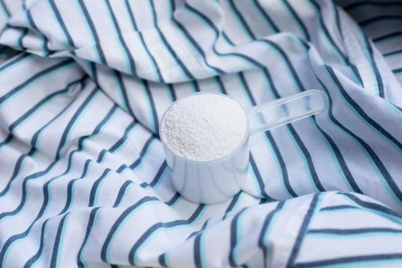 El bicarbonato es un remedio natural excelente para quitar manchas de sudor