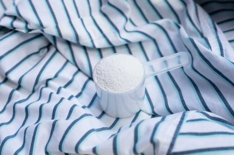 El bicarbonato es un remedio natural excelente para quitar manchas de sudor