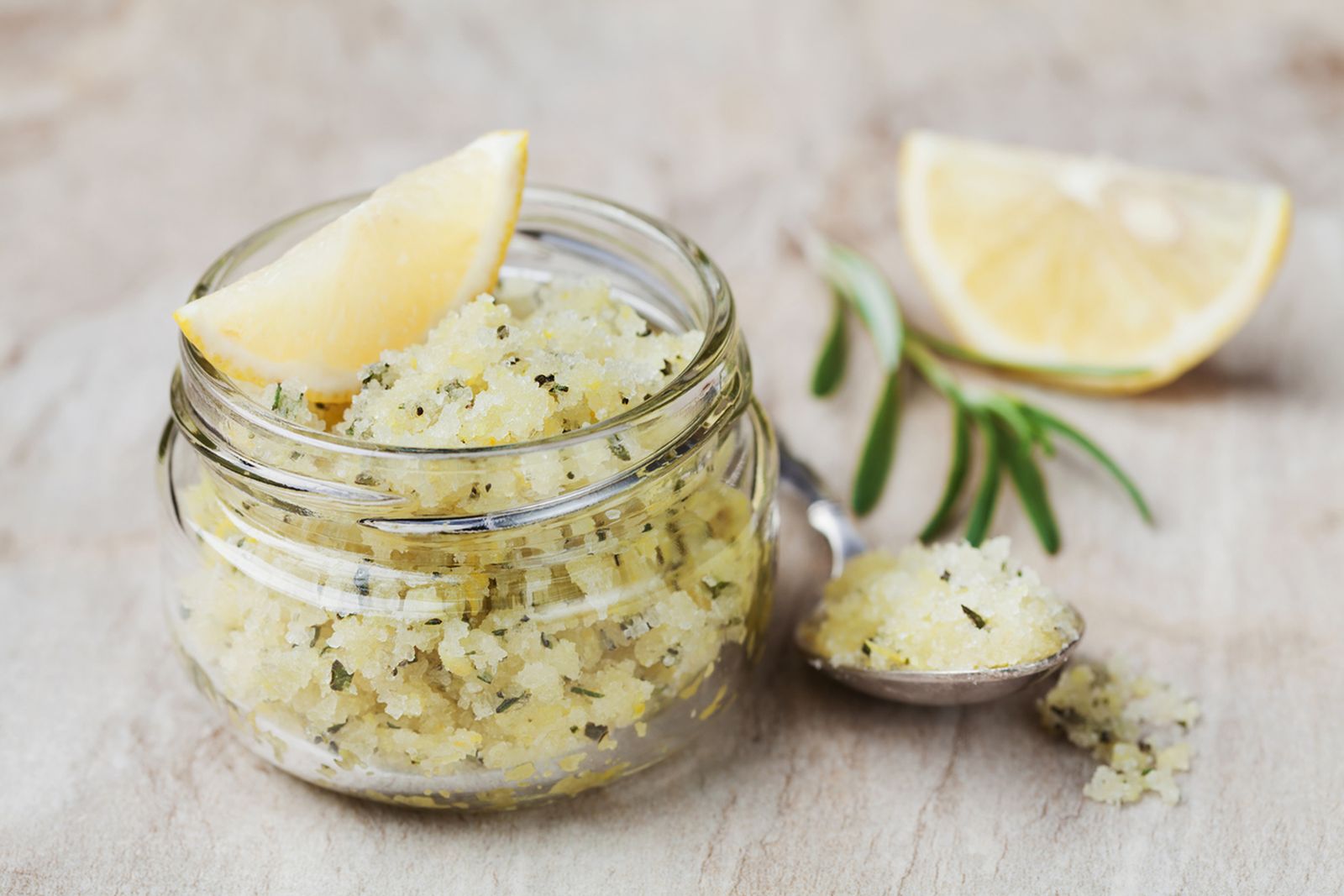 Exfoliante con sal, romero, limón y aceite de oliva