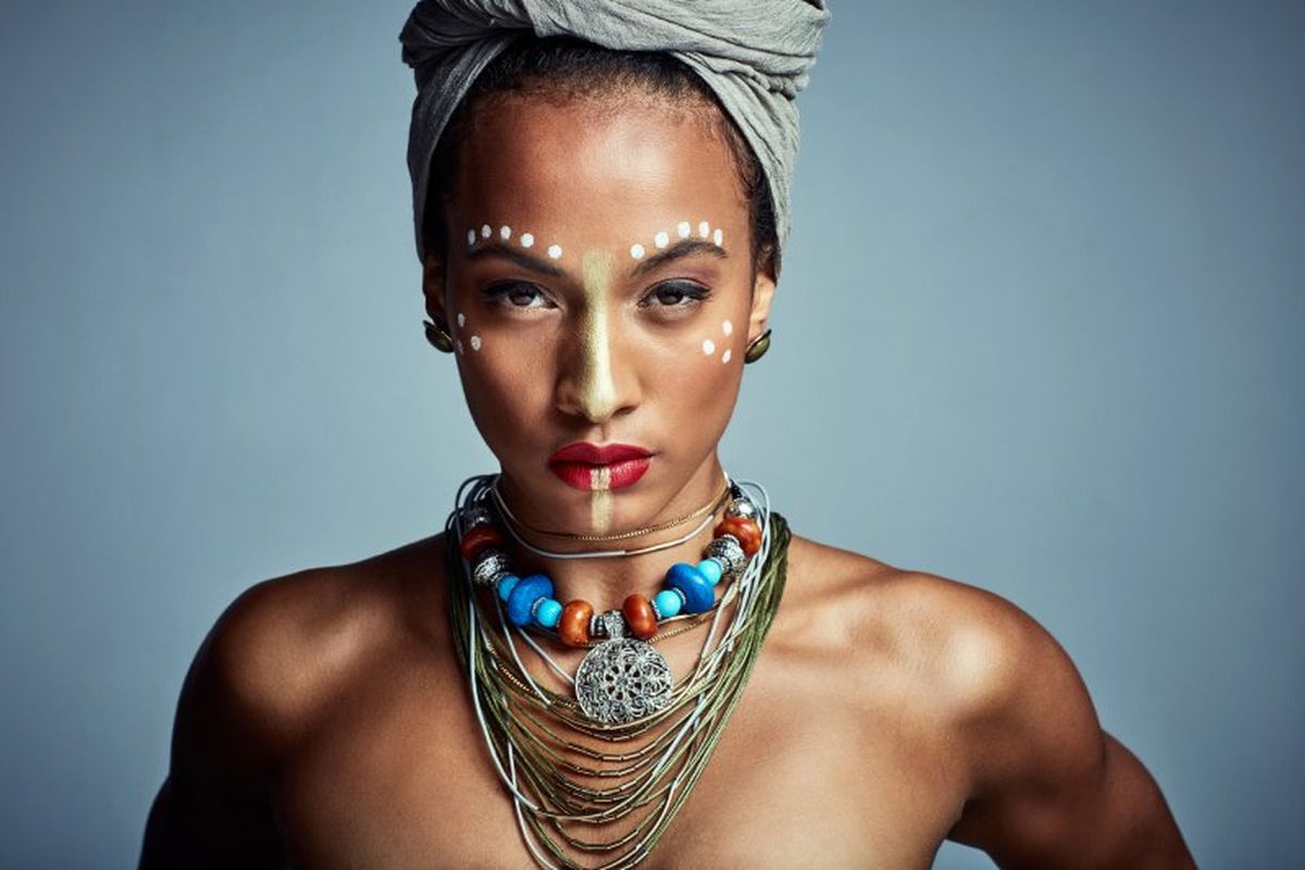 Maquillaje étnico sencillo con línea dorada y puntos blancos