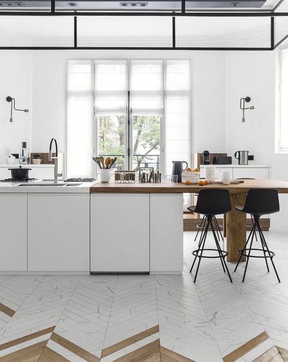 combinar dos suelos diferentes suelo espiga madera blanco cocina