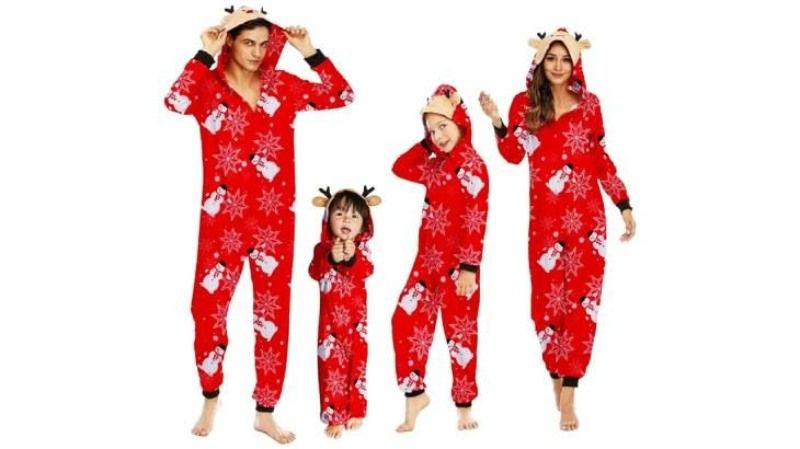 El rojo es uno de los colores más demandados para los pijamas de Navidad