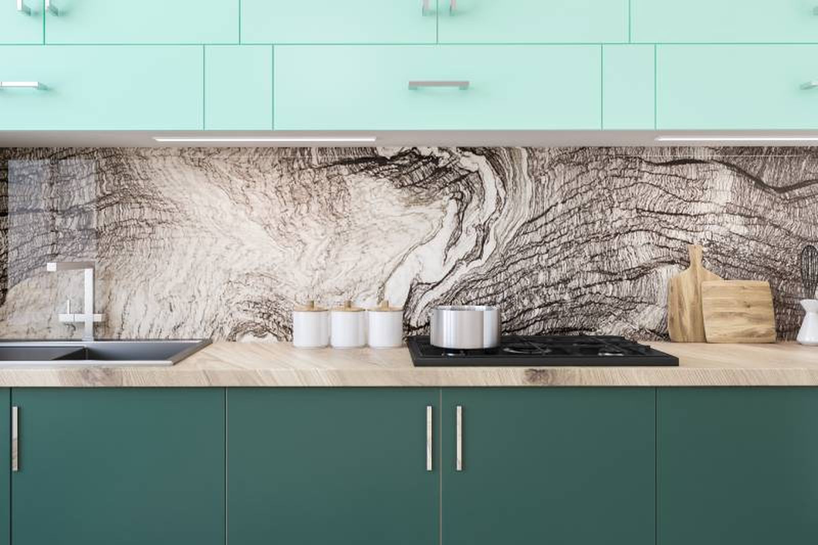 Cocina verde con papel pintado de efecto natural en el salpicadero.