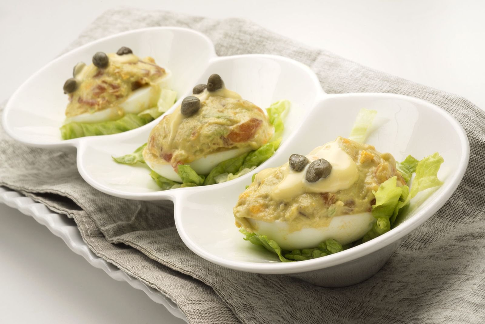 6077 1 Huevos rellenos de salmon y aguacate xl