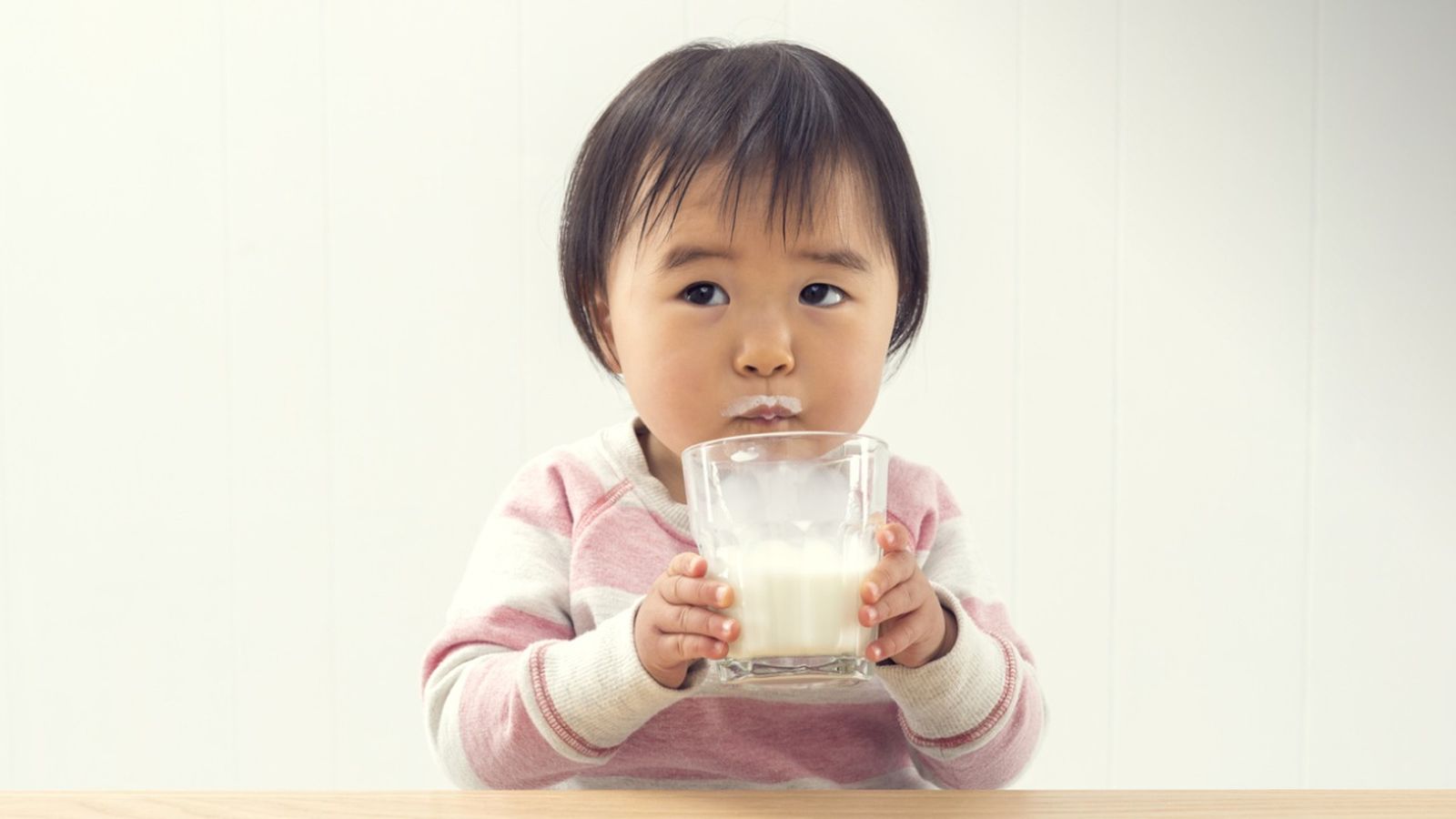 La leche es uno de los alimentos que los bebés menores de un año no pueden tomar
