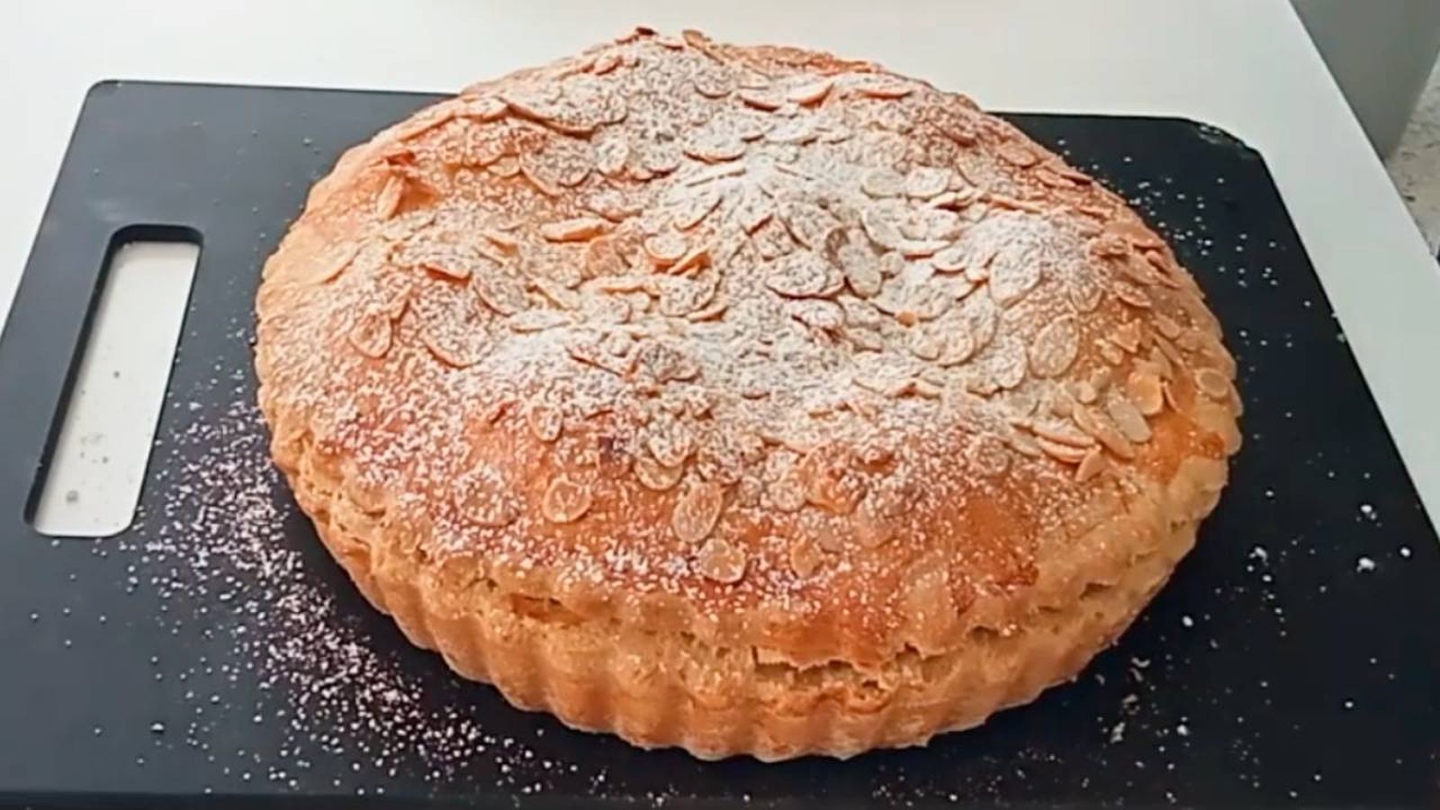 La tarta de melocotón y crema pastelera para hacer con niños