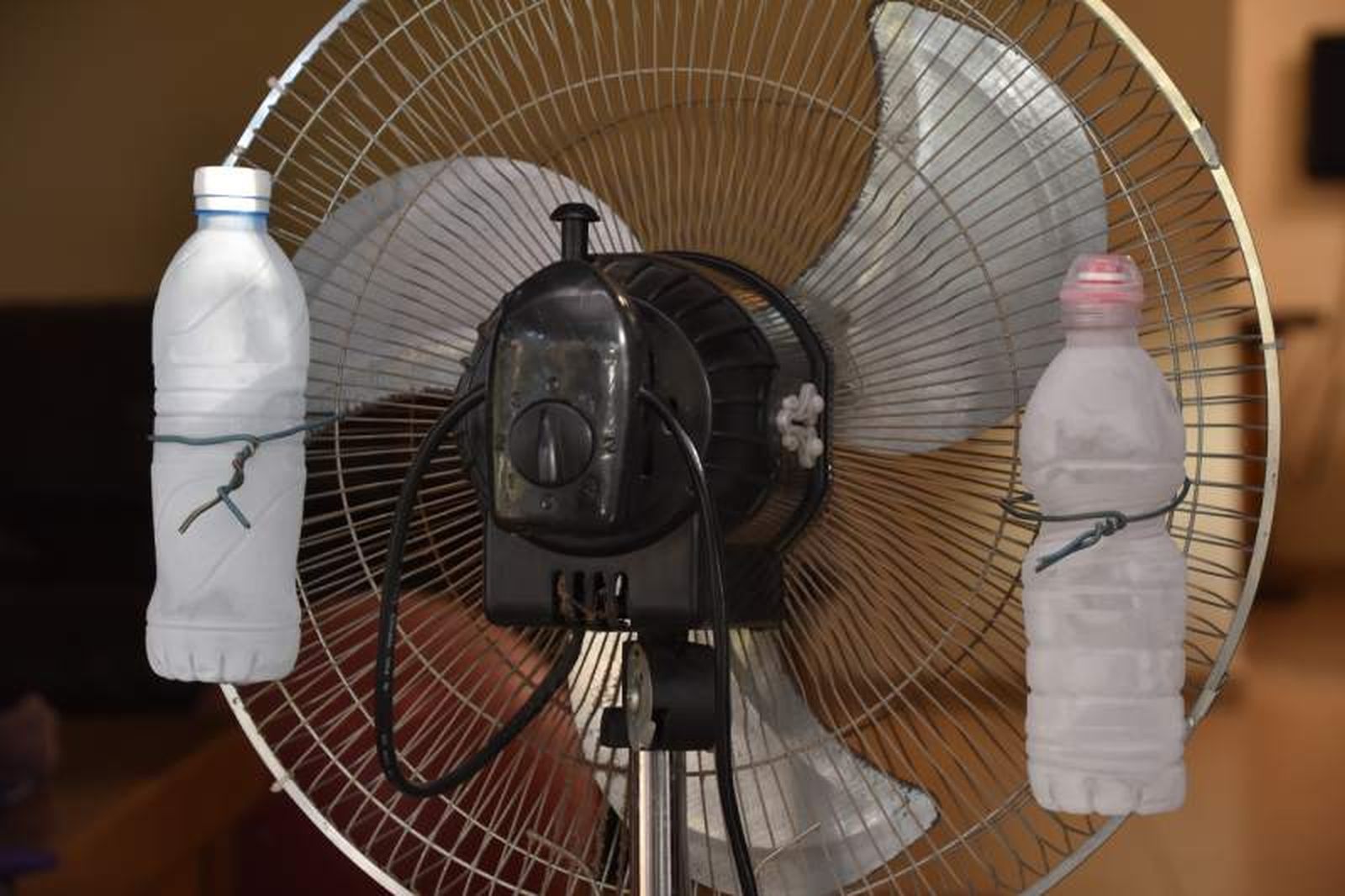 Coloca hielo frente al ventilador y crea una brisa fresca y relajante