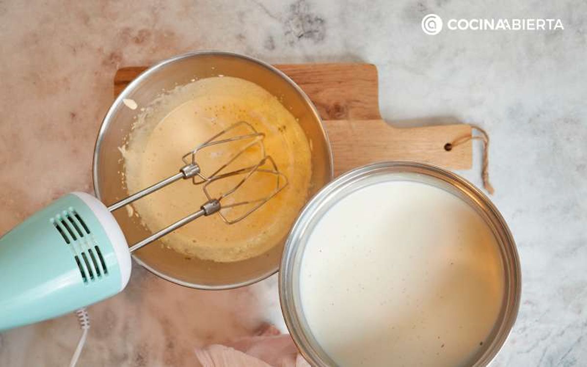 Añade la leche a la mezcla