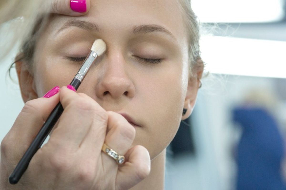 Uno de los trucos para las mujeres que tienen los ojos juntos, es iluminar la zona del lagrimal