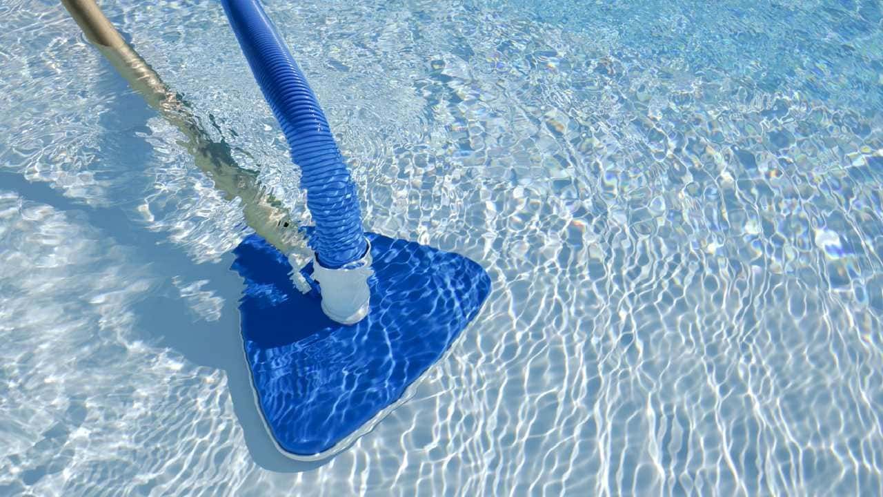 producto para limpiar la piscina limpiafondos