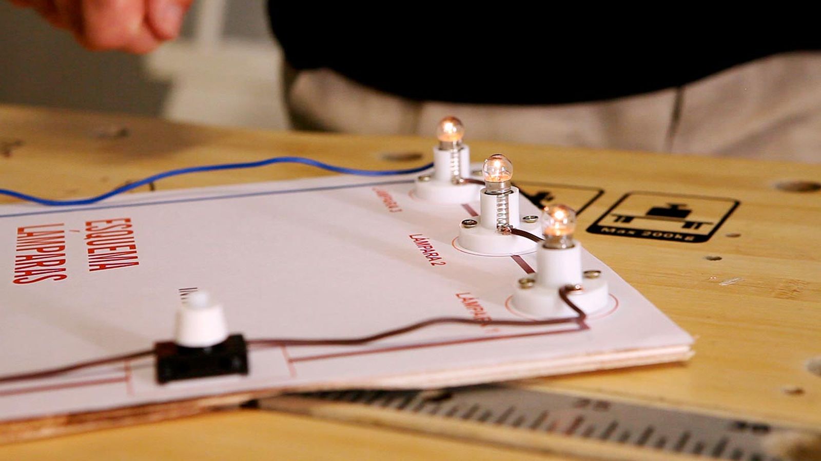 Cómo funciona un circuito eléctrico en serie paso 8