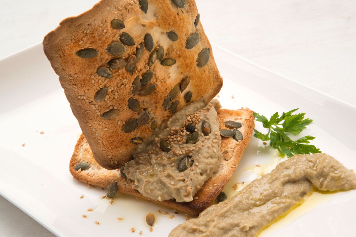 5601 1 Hummus de berenjena con pan de semillas (986) xl