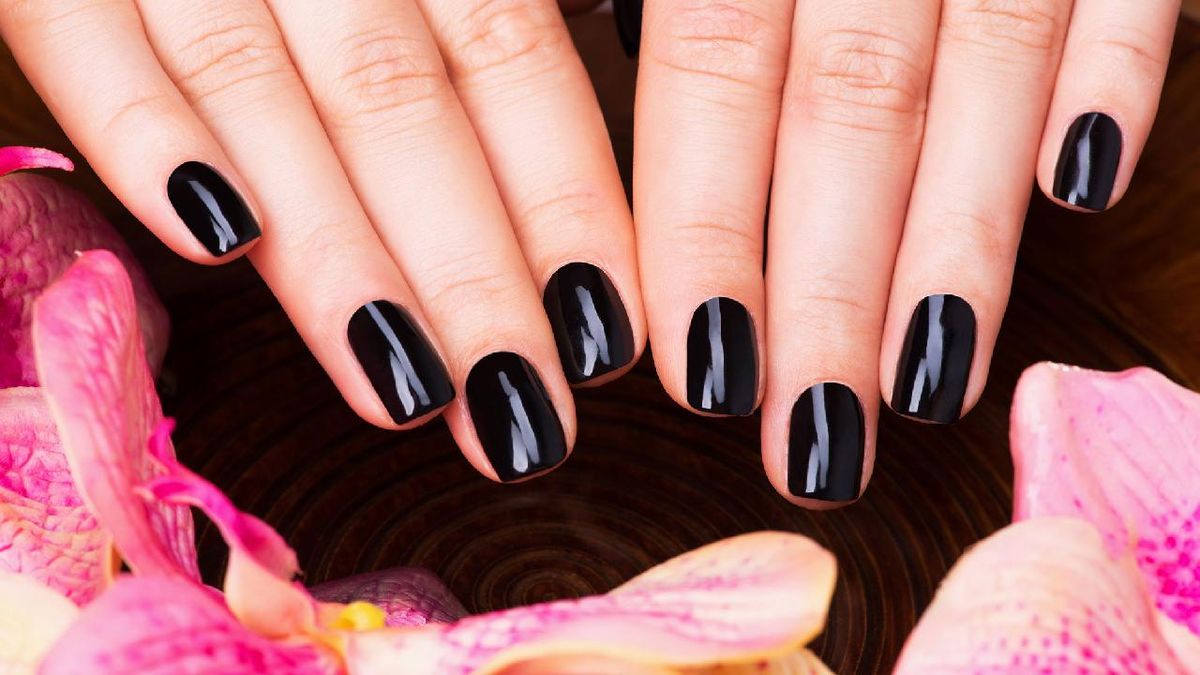 Manicura de uñas en color negro, ideales para Halloween