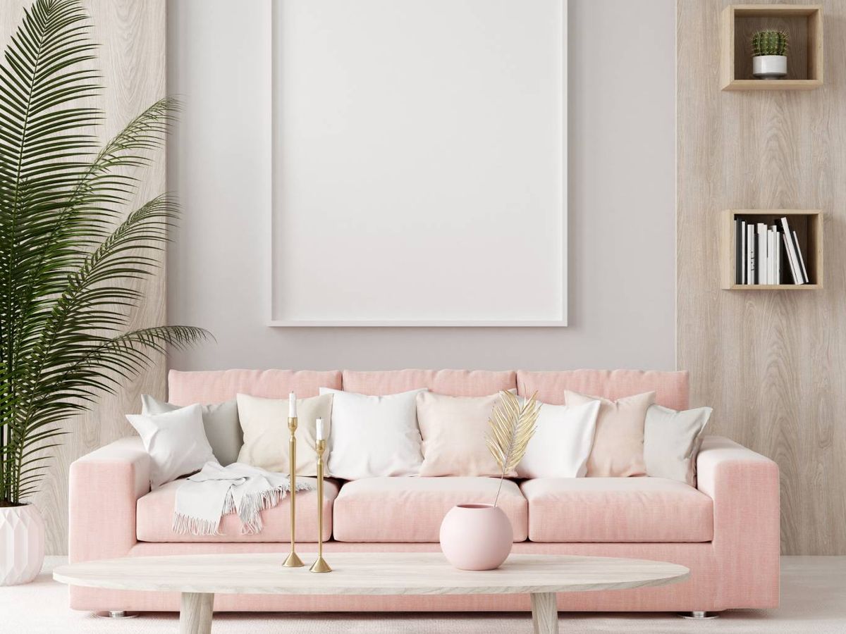 Un salón de estilo nórdico que combina tonos pastel con un sofá rosa y detalles minimalistas.