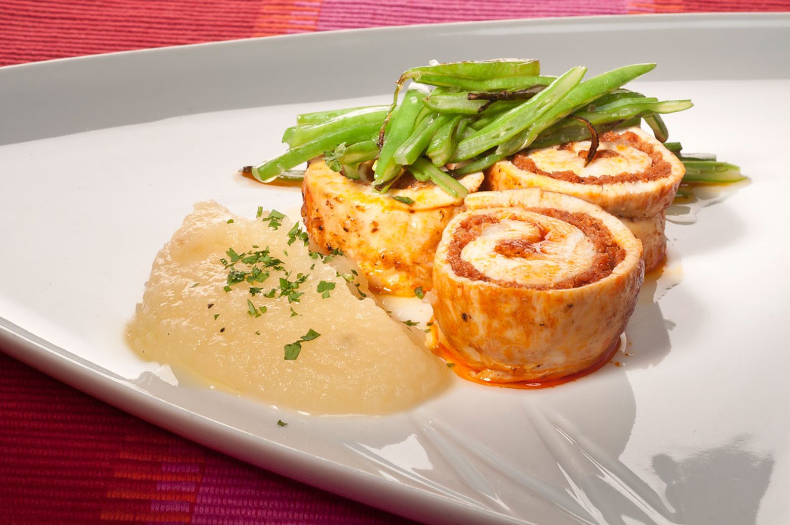 415. rollo de pavo relleno de sobrasada con pure de manzana