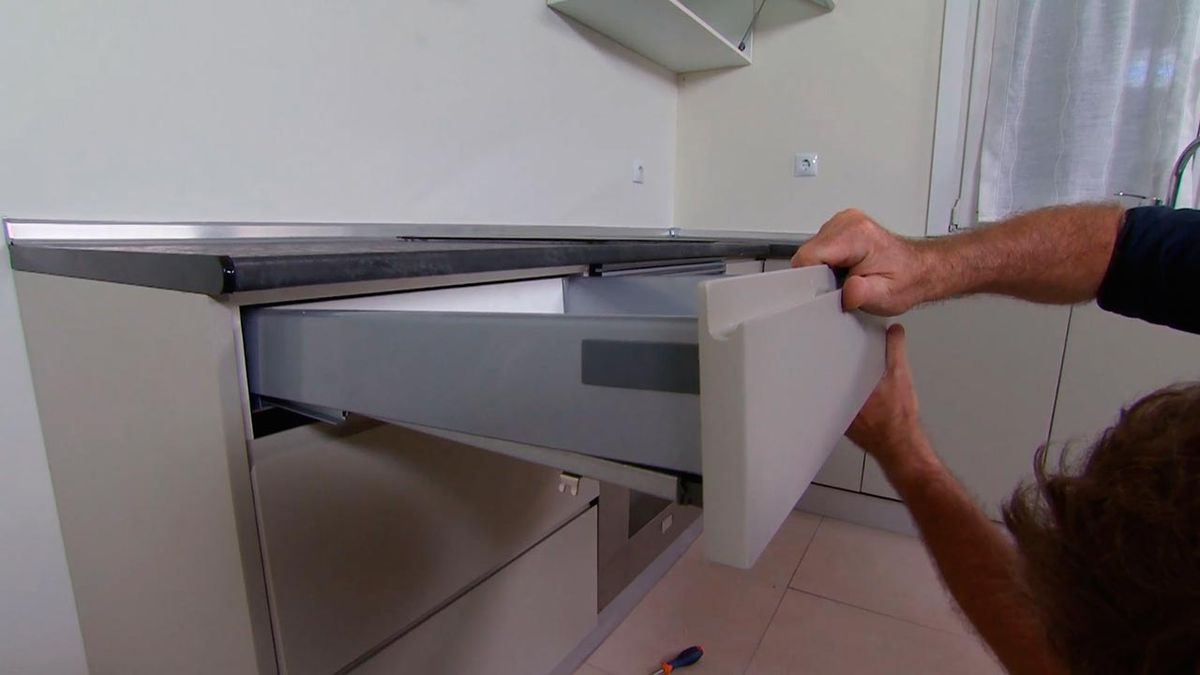 Cómo instalar una cocina en ángulo (Parte 2) paso 13