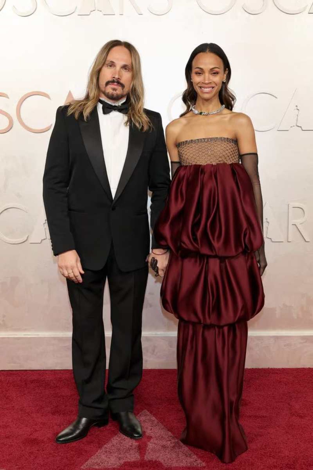 Zoe Saldaña en la alfombra roja de los Premios Oscar 2025
