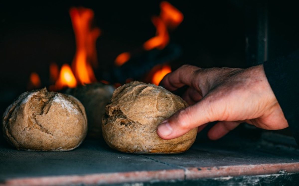 Los panes en horno de leña quedan crujientes por fuera y esponjosos por dentro