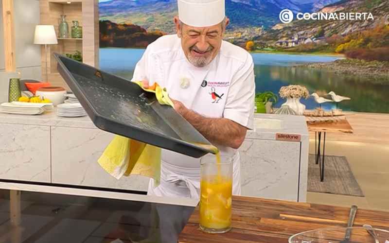 Tritura las cebollas, el ajo y el zumo de naranja