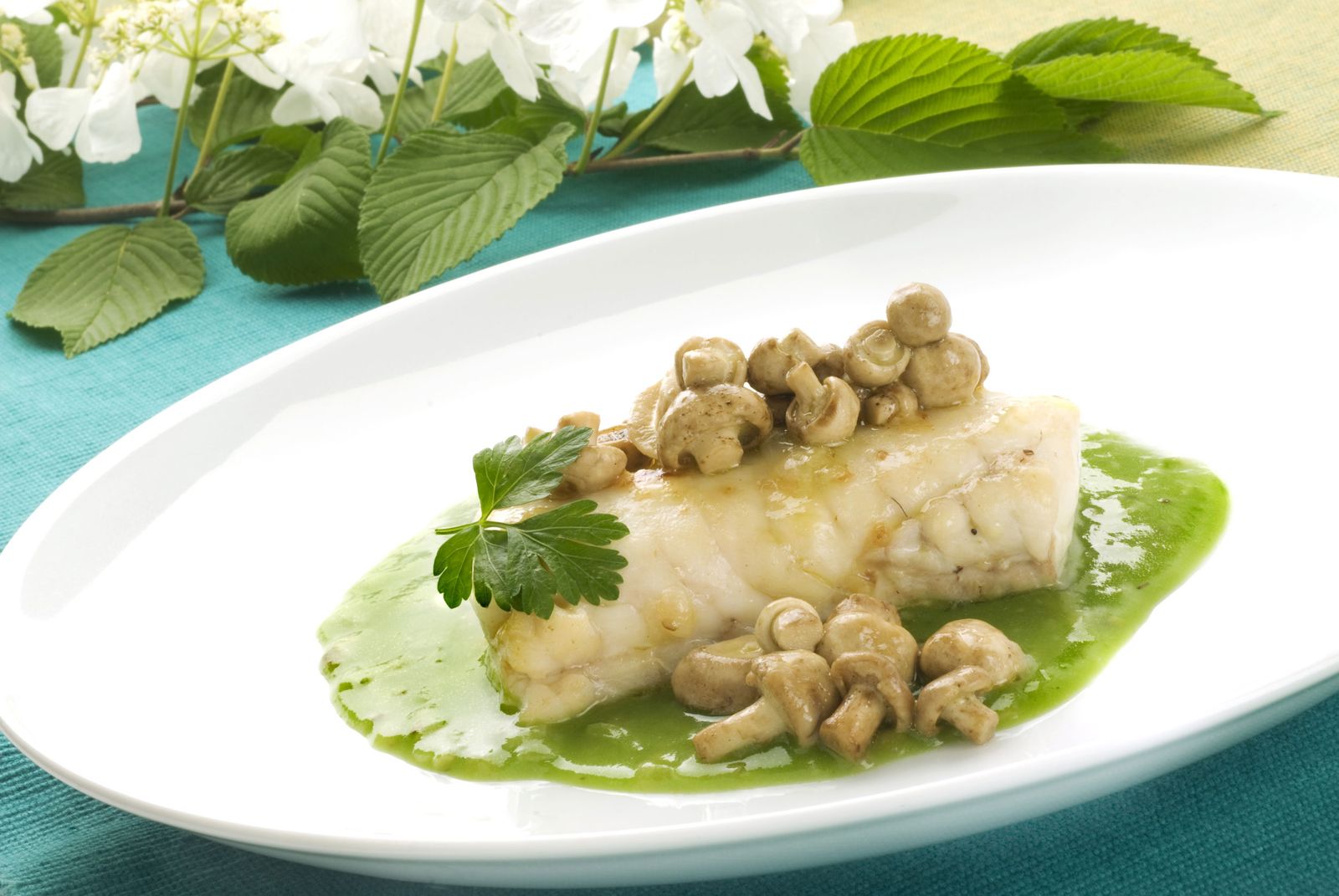 Merluza en salsa con setas