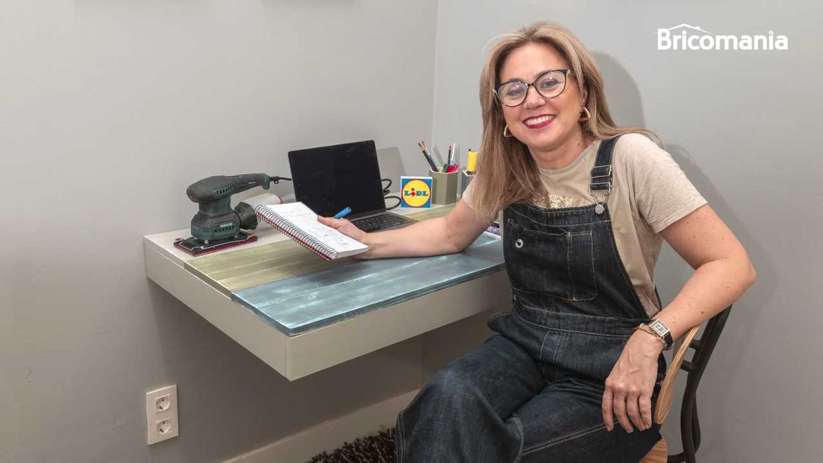 Yolanda Alzola junto al escritorio flotante que acaba de construir