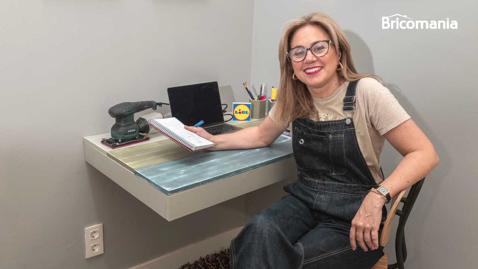 Yolanda Alzola junto al escritorio flotante que acaba de construir