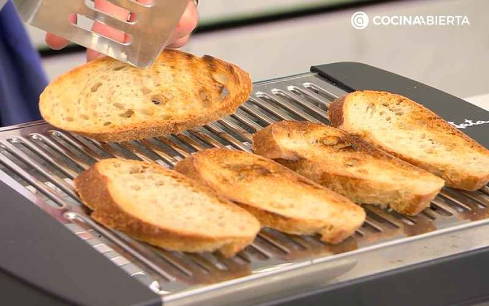 Pasa las rebanadas de pan por la tostadora