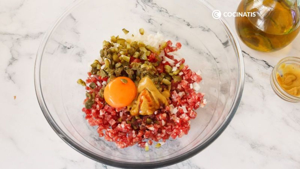 Mezclamos todos los ingredientes del tartar