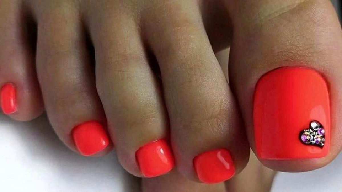 Pedicura con detalle de corazón con piedras de strass