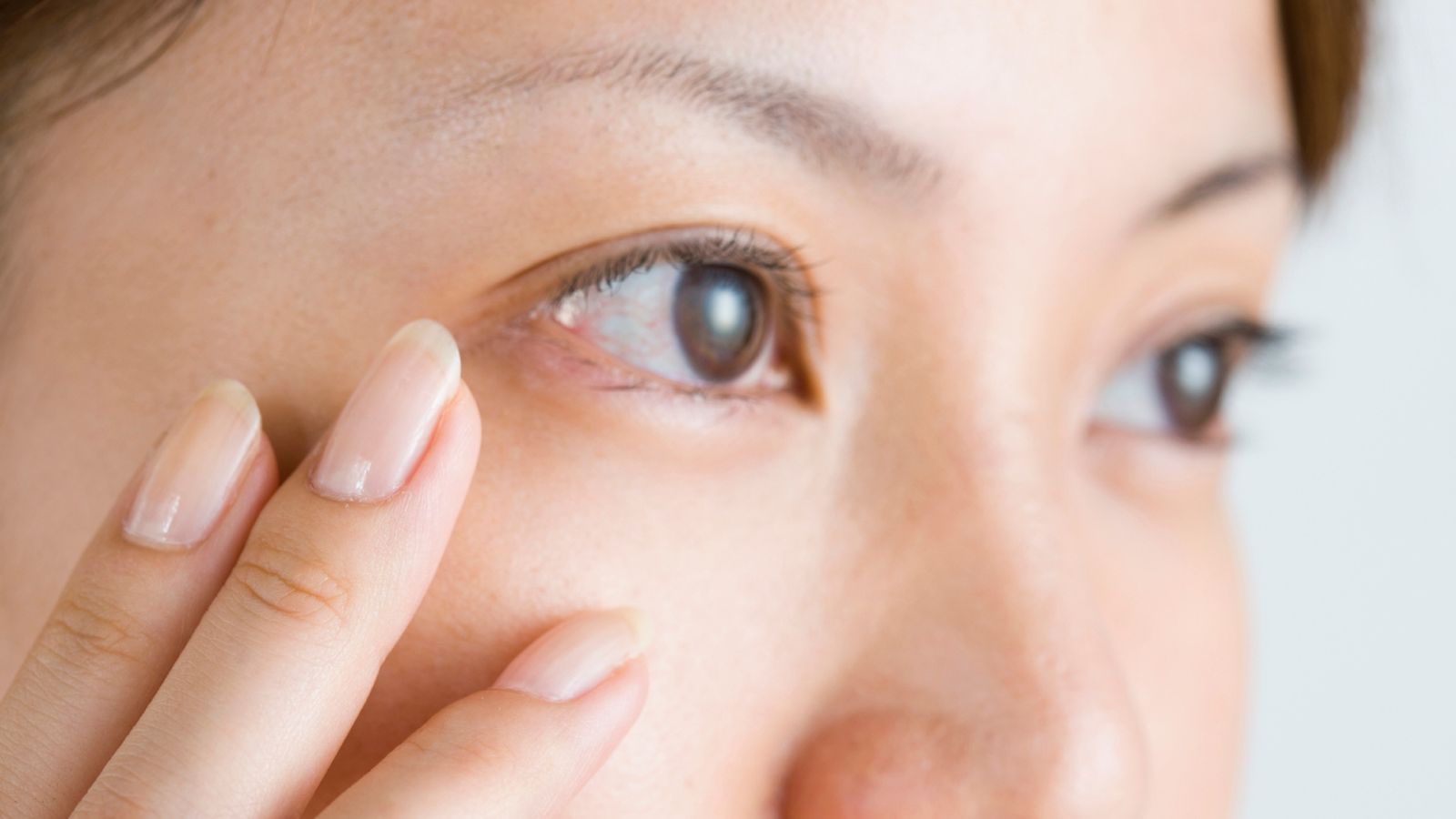 banana brigh eye creme de olehenriksen uno de los contornos de ojos mas vendidos de sephora portada