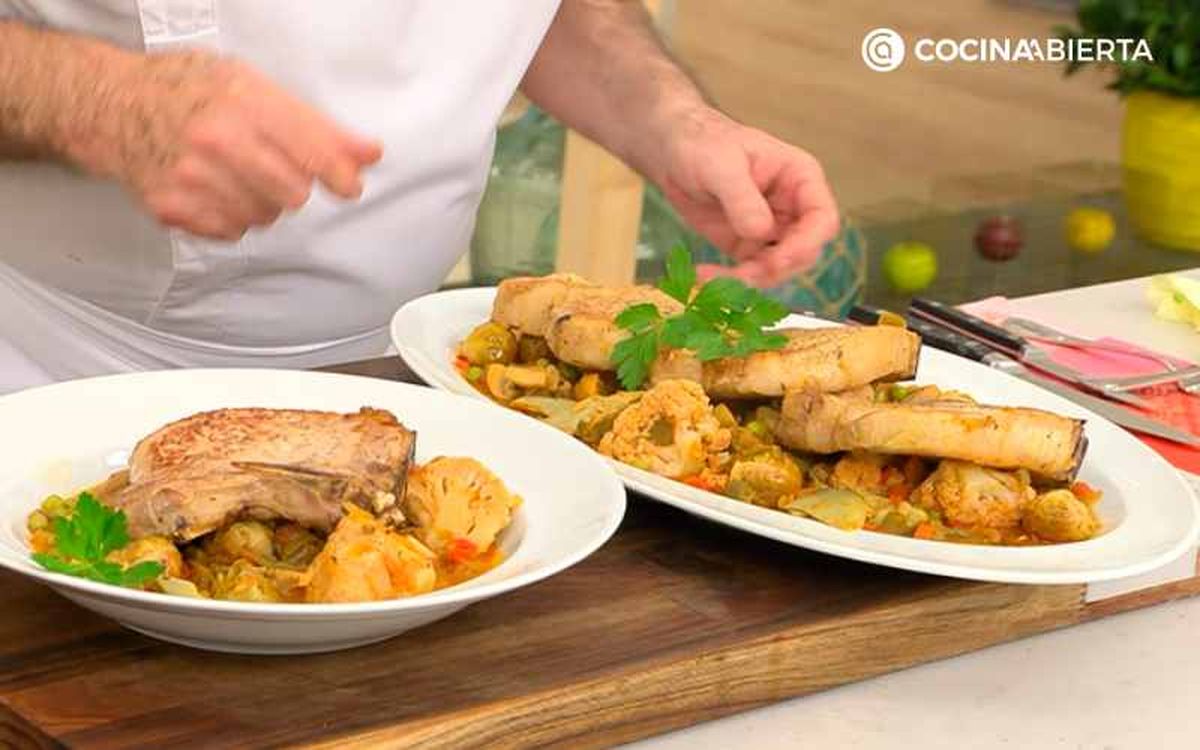 Sirve las chuletas de cerdo a la sidra con verduras