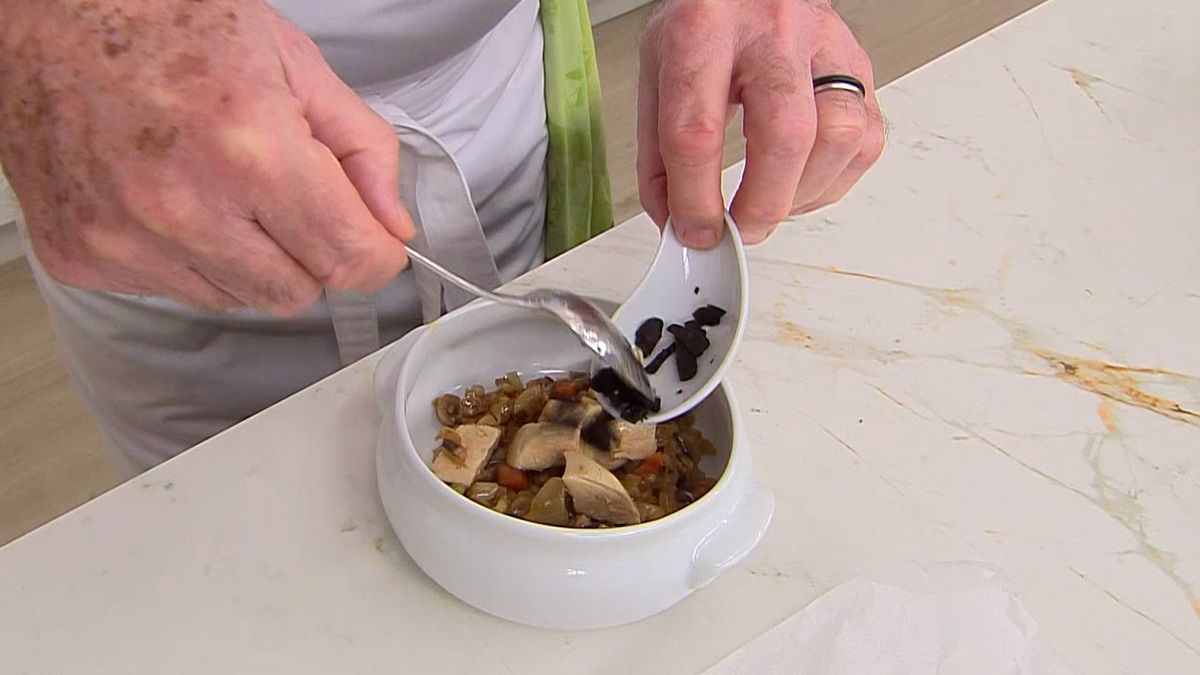 KARL66770321 sopa de trufas con hojaldre receta karlos arguinano paso2