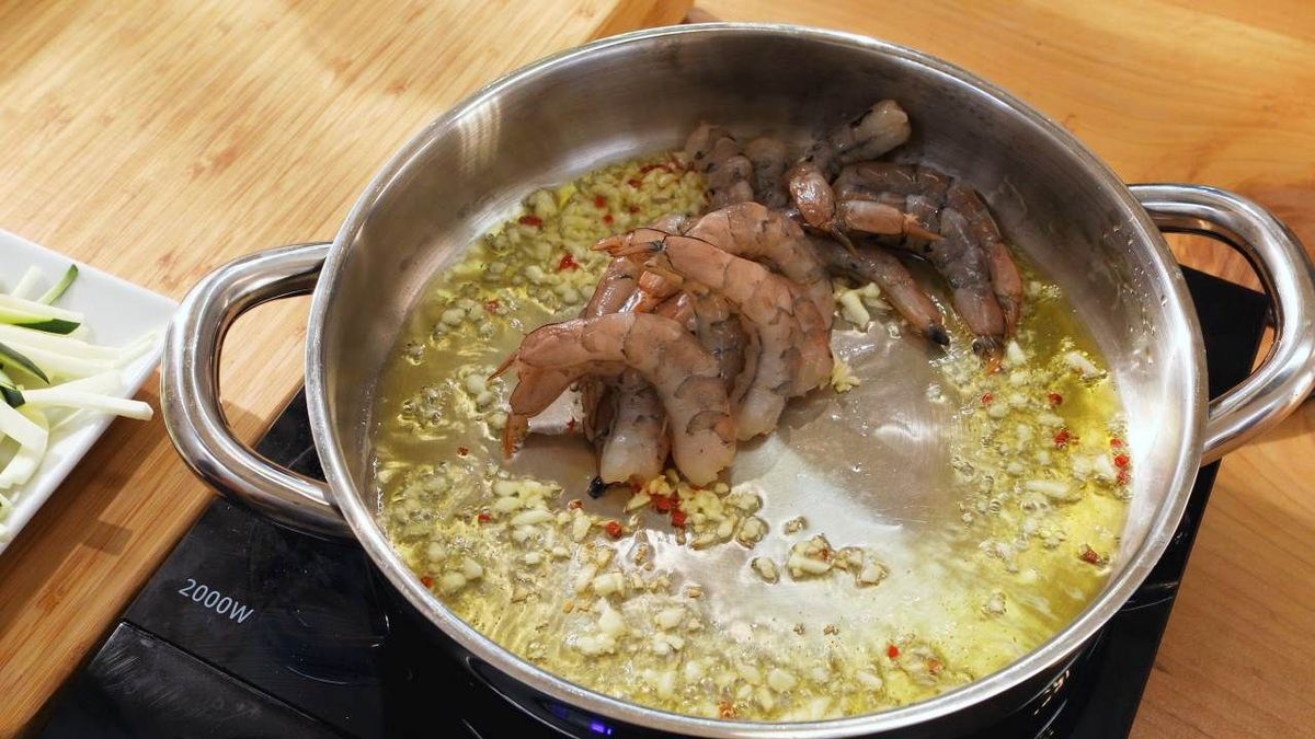 Espaguetis de calabacín con gambas   Paso 2