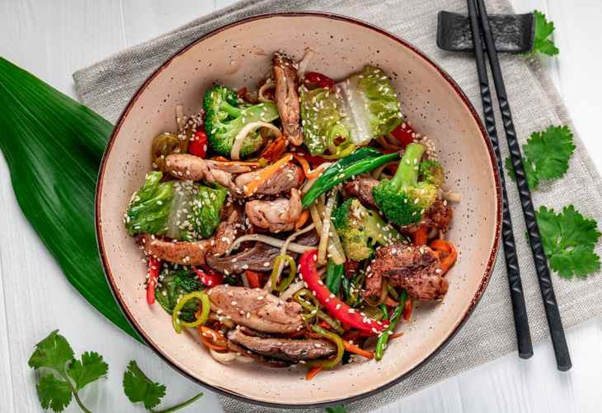 pollo con verduras al wok