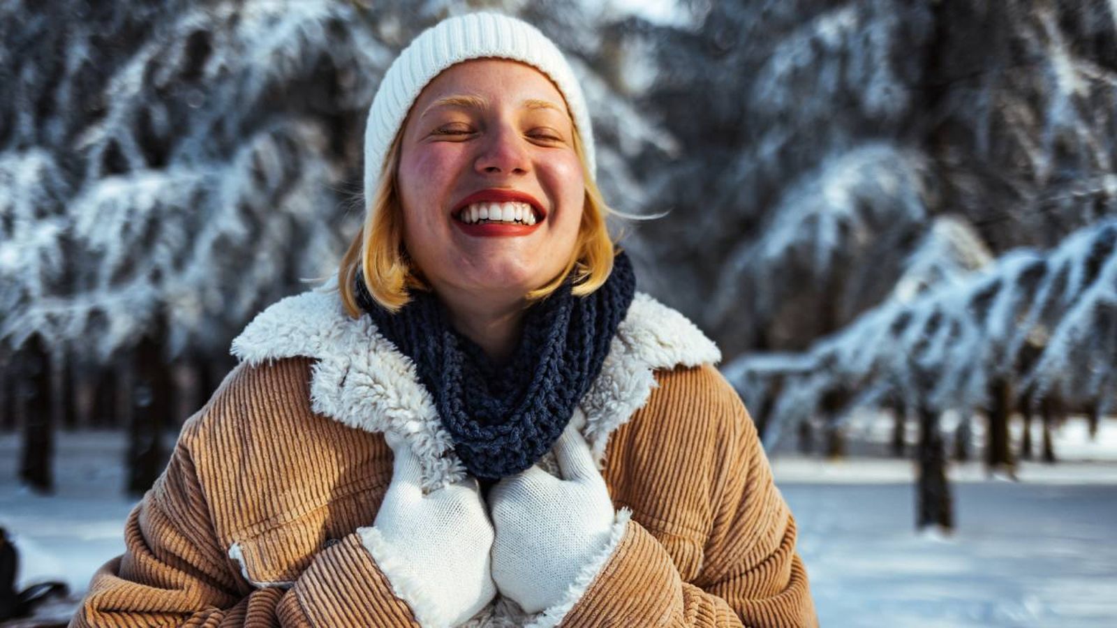 Mujer con un cuello de lana.