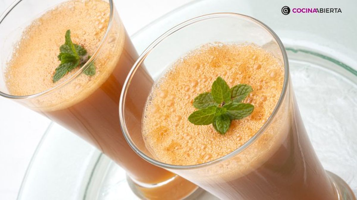 Batido casero de zanahoria, pera y naranja, una bebida refrescante y nutritiva